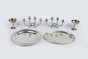 LOTTO DI SEI OGGETTI IN ARGENTO - Peso complessivo gr 2689 5 Composto da: - 2 vassoi di diversa forma e misura. Peso gr 1561 1 - 2 coppe da champagne.  [..]