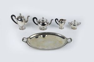 SERVIZIO IN ARGENTO - Peso gr 2598 8 Composto da  vassoio  caffettiera  teiera  lattiera e zuccheriera con manici in legno ebanizzato;  [..]
