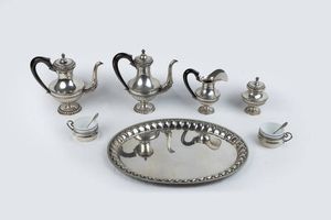 SERVIZIO IN ARGENTO - Peso gr 3270 7 Servizio in argento composto da: caffettiera  teiera  lattiera  zuccheriera  vassoio e 2 tazze  [..]
