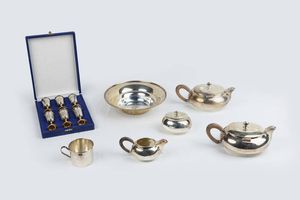 LOTTO DI DODICI OGGETTI IN ARGENTO - - 1 servizio composto da: zuccheriera  lattiera  caffettiera con manici in legno e corpo bombato  tazza con manico.  [..]