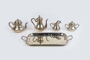 SERVIZIO IN ARGENTO - Peso gr 2452 7 Composto da: caffettiera  teiera  lattiera  zuccheriera e vassoio con manici. Corpi bombati  prese  [..]