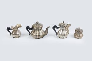 SERVIZIO IN ARGENTO - Peso gr 2010 9 Composto da teiera  caffettiera  zuccheriera e lattiera. Corpi lavorati a torchon e prese  geometriche  [..]