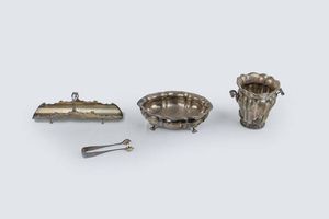 LOTTO DI QUATTRO OGGETTI IN ARGENTO - Composto da: - portagrissini. Peso gr 186 5 - vaso bombato con prese a volute. Peso gr  566 3 - pinza per zollette  [..]