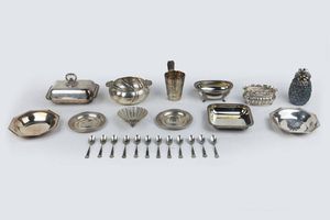 LOTTO DI VENTIQUATTRO OGGETTI IN ARGENTO - Peso complessivo gr 3113 9 Composto da: - 1 vaso a forma di botte. Peso gr 202 5 - 1 fioriera di forma ovale.  [..]
