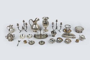 LOTTO DI  VENTI OGGETTI IN ARGENTO - Peso complessivo gr 4796 9 Composto da: - 1 zuccheriera con corpo bombato lavorata a torchon. Peso gr 247 0 -  [..]