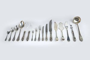 SERVIZIO DI POSATE IN ARGENTO - Peso complessivo gr 5792 4 Composto da: - 12 forchette grandi. Peso gr 890 8 - 12 forchette medie. Peso gr 615  [..]