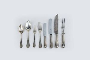 SERVIZIO DI POSATE - Peso gr 1726 2 Composto da: - 6 forchette grandi.  - 6 coltelli grandi - 6 cucchiai grandi - 6 forchette medie  [..]