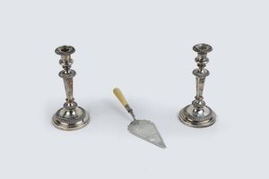 LOTTO DI TRE OGGETTI IN ARGENTO - Composto da: - 1 coppia di candelieri a una sola luce con basi in resina. Peso lordo gr 2124 4 - 1 cazzuola. Peso  [..]