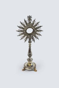 OSTENSORIO - Peso gr 1323 2 H. cm 51 In argento cesellato e sbalzato  probabilmente inizi XIX secolo  punzoni non visibili.  [..]