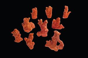 LOTTO DI NOVE STATUETTE IN CORALLO - Cerasuolo scolpite a figure orientali e vegetali. H. cm da 7 a 10 Peso gr 1096 6