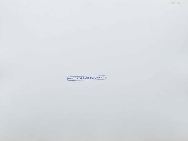 TAZIO SECCHIAROLI : Fellini e Mastroianni in ginocchio  - Asta Arte Moderna e Contemporanea e Fotografia - Associazione Nazionale - Case d'Asta italiane