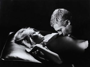 TAZIO SECCHIAROLI - Mastroianni e Ursula Andress