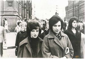 Marc Riboud : New Look on Red Square, 1963  - Asta Arte Moderna e Contemporanea e Fotografia - Associazione Nazionale - Case d'Asta italiane