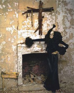 Richard Avedon : Mr. and Mrs. Comfort - Skeleton before Crucifix  - Asta Arte Moderna e Contemporanea e Fotografia - Associazione Nazionale - Case d'Asta italiane