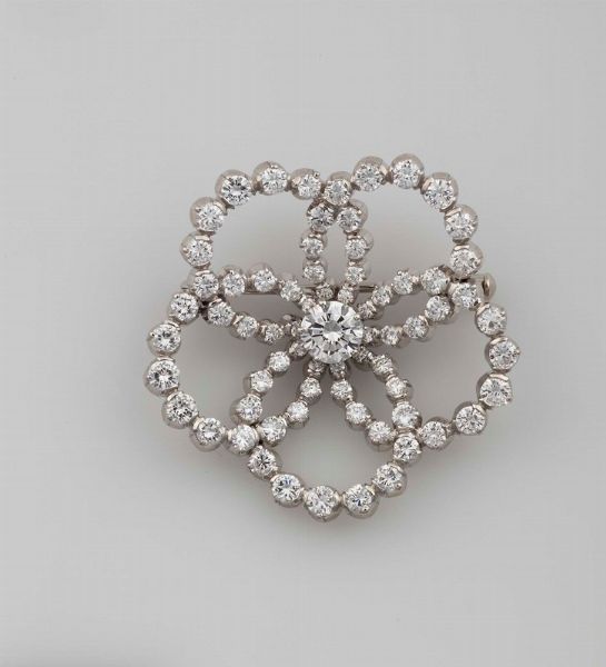Spilla a fiore con diamanti taglio brillante per ct 4,00 circa  - Asta Fine Jewels - Associazione Nazionale - Case d'Asta italiane