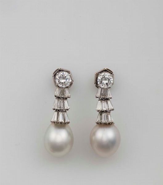 Orecchini pendenti con perle coltivate e diamanti  - Asta Fine Jewels - Associazione Nazionale - Case d'Asta italiane