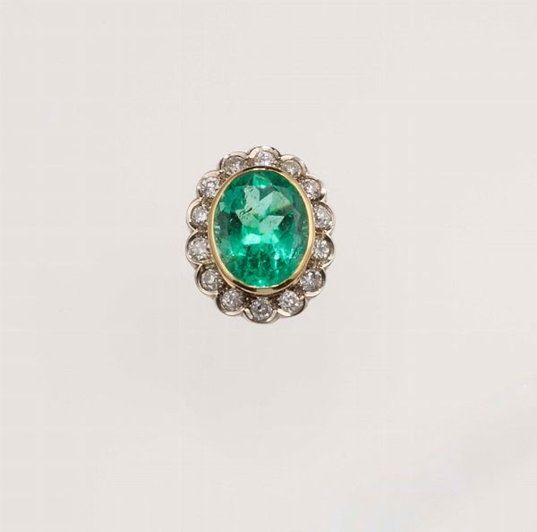 Anello con smeraldo taglio ovale di ct 15,00 circa e diamanti di vecchio taglio a contorno  - Asta Fine Jewels - Associazione Nazionale - Case d'Asta italiane