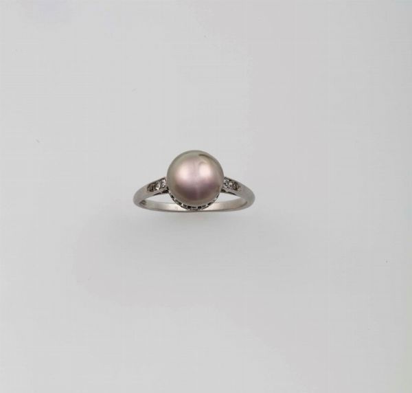 Anello con perla grigia, coltivata  - Asta Fine Jewels - Associazione Nazionale - Case d'Asta italiane