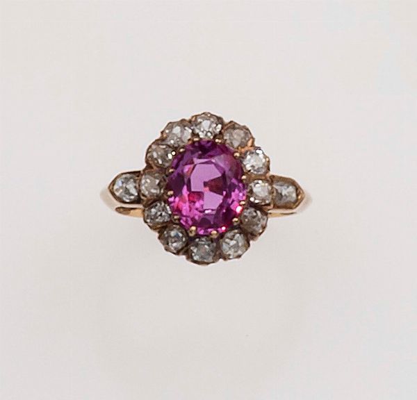 Anello con corindone rosa di ct 2,70 circa e diamanti di vecchio taglio a contorno  - Asta Fine Jewels - Associazione Nazionale - Case d'Asta italiane