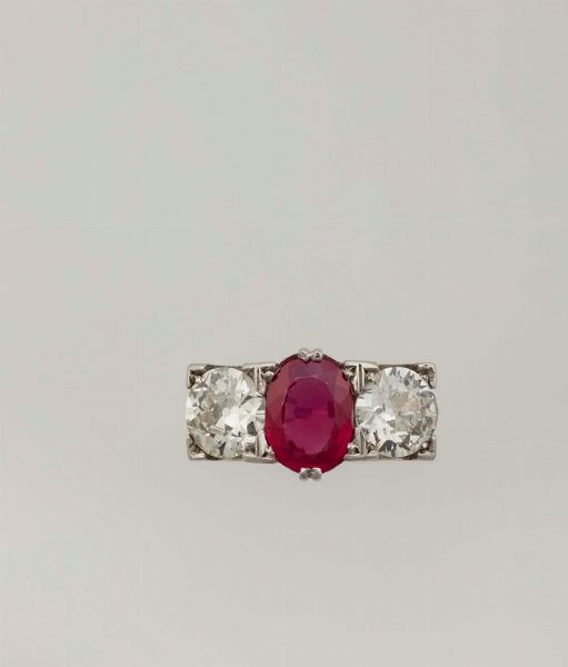 Anello con rubino Burma di ct 1,87 circa e due diamanti taglio vecchio per ct 1,42 circa  - Asta Fine Jewels - Associazione Nazionale - Case d'Asta italiane
