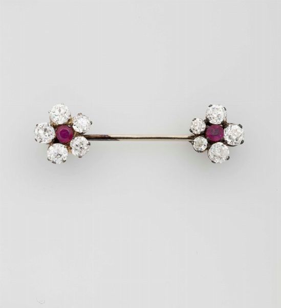 Spilla barretta con due fiori, diamanti di vecchio taglio e rubini  - Asta Fine Jewels - Associazione Nazionale - Case d'Asta italiane