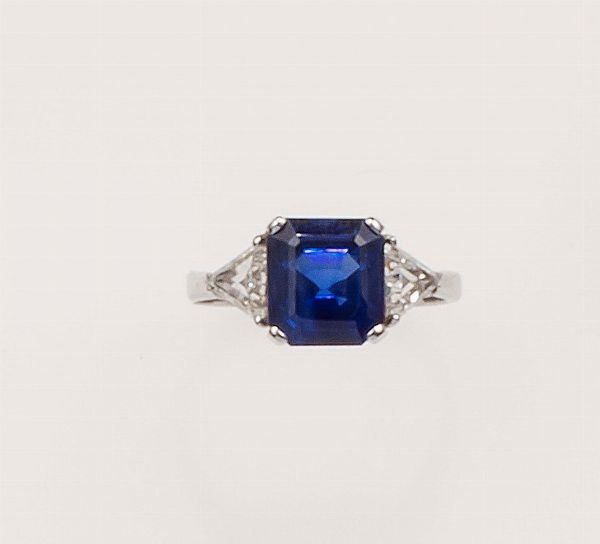 Anello con zaffiro di ct 3,99 e due diamanti  - Asta Fine Jewels - Associazione Nazionale - Case d'Asta italiane