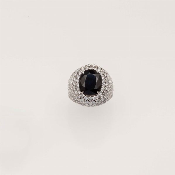 Anello con zaffiro di ct 6,30 circa e pav di diamanti  - Asta Fine Jewels - Associazione Nazionale - Case d'Asta italiane