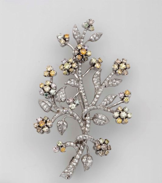 Spilla a soggetto floreale con diamanti bianchi e diamanti gialli taglio huit-huit  - Asta Fine Jewels - Associazione Nazionale - Case d'Asta italiane