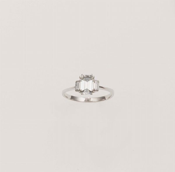 Anello con diamante taglio smeraldo di ct 1,32  - Asta Fine Jewels - Associazione Nazionale - Case d'Asta italiane