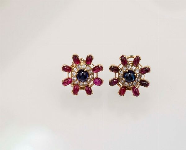 Orecchini con rubini e zaffiri taglio cabochon e piccoli diamanti  - Asta Fine Jewels - Associazione Nazionale - Case d'Asta italiane