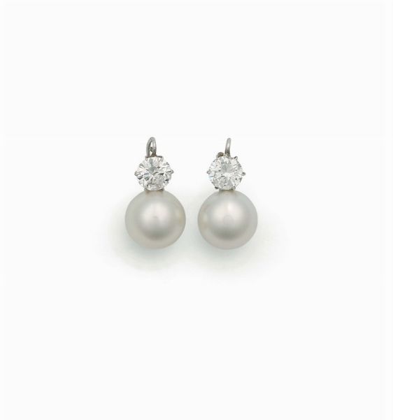 Orecchini con perle coltivate e due diamanti per ct 2,71  - Asta Fine Jewels - Associazione Nazionale - Case d'Asta italiane