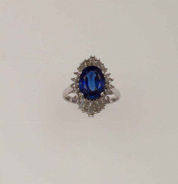 Anello con zaffiro Sri Lanka di ct 4,96 e diamanti a contorno  - Asta Fine Jewels - Associazione Nazionale - Case d'Asta italiane