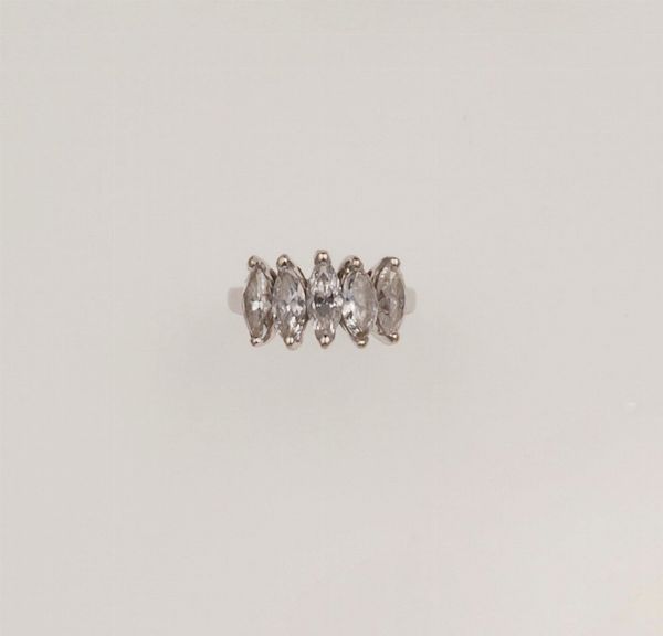 Anello con cinque diamanti taglio a marquise per ct 1,50 circa  - Asta Fine Jewels - Associazione Nazionale - Case d'Asta italiane
