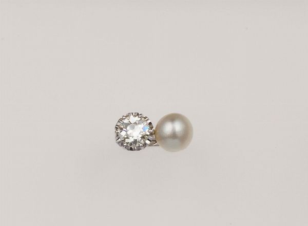 Anello contrari con perla naturale e diamante di vecchio taglio di ct 1,45 circa  - Asta Fine Jewels - Associazione Nazionale - Case d'Asta italiane