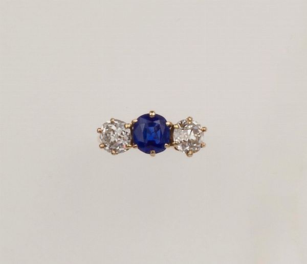 Anello con zaffiro Kashmir di ct 2,50 circa con due diamanti  - Asta Fine Jewels - Associazione Nazionale - Case d'Asta italiane