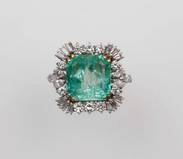 Anello con smeraldo Colombia di ct 14,50 circa e diamanti  - Asta Fine Jewels - Associazione Nazionale - Case d'Asta italiane