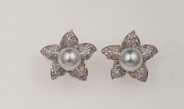 Orecchini a soggetto floreale con perla Australia  - Asta Fine Jewels - Associazione Nazionale - Case d'Asta italiane