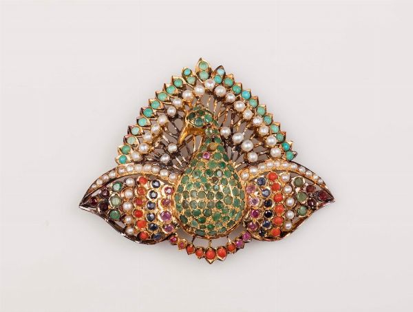 Spilla Pavone in stile indiano con pietre multicolor e perle  - Asta Fine Jewels - Associazione Nazionale - Case d'Asta italiane