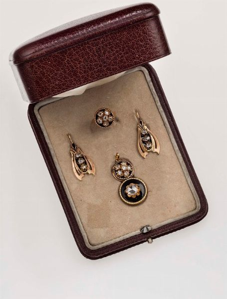 Parure composta da pendente, orecchini ed anello con smalto nero e rose d'Olanda  - Asta Fine Jewels - Associazione Nazionale - Case d'Asta italiane