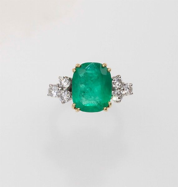 Anello con smeraldo di ct 8,50 circa e diamanti a lato  - Asta Fine Jewels - Associazione Nazionale - Case d'Asta italiane