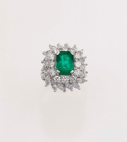 Anello con smeraldo di ct 2,20 circa e diamanti taglio brillante e taglio navette a contorno  - Asta Fine Jewels - Associazione Nazionale - Case d'Asta italiane