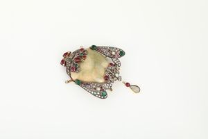 Spilla/pendente animalier con grande opale, rosette di diamanti, rubini e smeraldi taglio cabochon  - Asta Fine Jewels - Associazione Nazionale - Case d'Asta italiane
