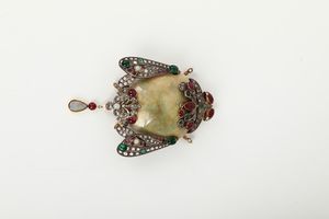 Spilla/pendente animalier con grande opale, rosette di diamanti, rubini e smeraldi taglio cabochon  - Asta Fine Jewels - Associazione Nazionale - Case d'Asta italiane