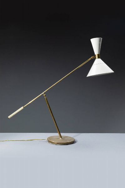 PRODUZIONE ITALIANA : Lampada da terra in metallo verniciato e ottone  diffusore regolabile a doppio cono. Anni '40 h max cm 104  - Asta Design - Associazione Nazionale - Case d'Asta italiane