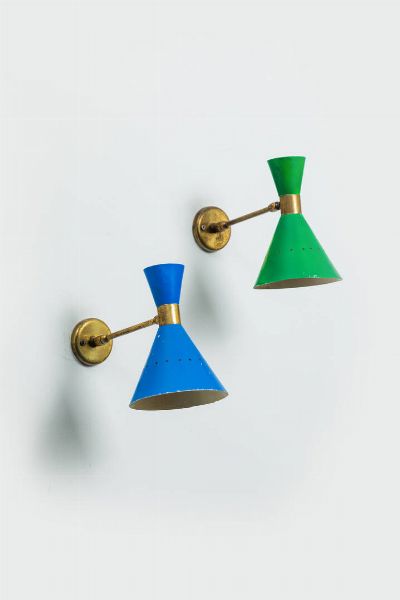 PRODUZIONE ITALIANA : Coppia di lampade a parete in ottone  diffusore a doppio cono in metallo verniciato. Anni '50 cm 25x20  - Asta Design - Associazione Nazionale - Case d'Asta italiane