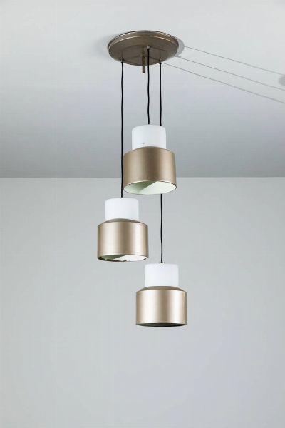 SERGIO ASTI : Lampadario in metallo verniciato  diffusori in vetro satinato. Pord. Arteluce anni '70 Etichetta del Produttore h. cm 136  - Asta Design - Associazione Nazionale - Case d'Asta italiane