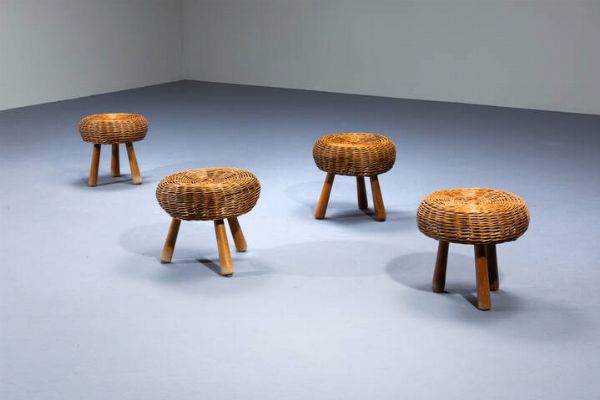 TONY PAUL : Quattro sgabelli in vimini intrecciato  gambe in legno. Anni '50 cm 30x32  - Asta Design - Associazione Nazionale - Case d'Asta italiane