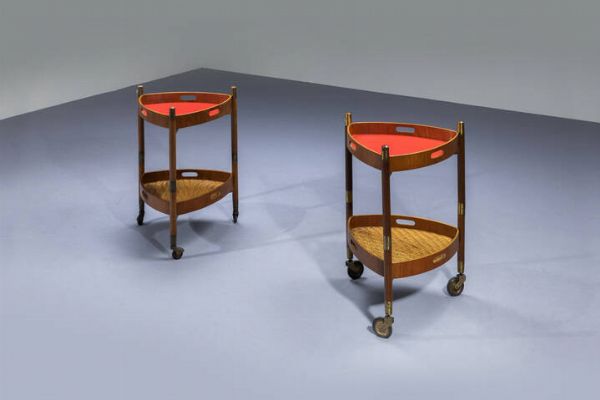 PRODUZIONE ITALIANA : Coppia di carrellini in legno  piano in legno laminato  e giunco. Anni '60 cm 69x49x49  - Asta Design - Associazione Nazionale - Case d'Asta italiane