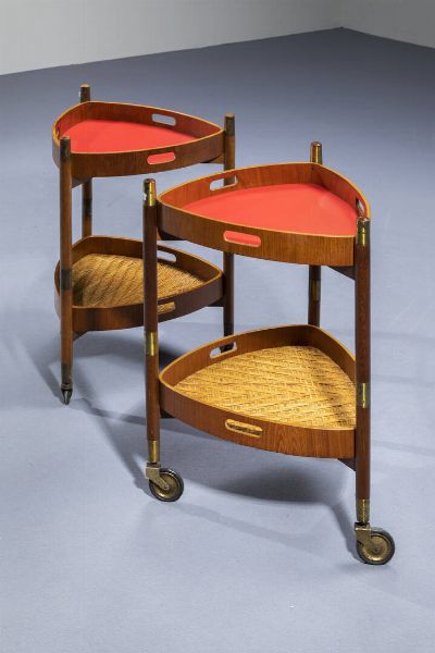 PRODUZIONE ITALIANA : Coppia di carrellini in legno  piano in legno laminato  e giunco. Anni '60 cm 69x49x49  - Asta Design - Associazione Nazionale - Case d'Asta italiane