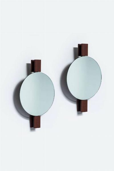 ARFORM : Coppia di specchierine con terminali in legno. Anni '70 cm 57x36  - Asta Design - Associazione Nazionale - Case d'Asta italiane